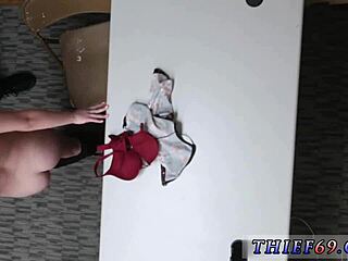 18+ lány megmutatja cicijét és fekete puncáját házi videón