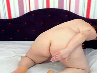 i watch busty cam girl play with herself