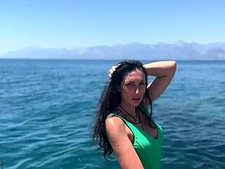 Üvey oğlan deniz kenarı yürüyüşünden sonra yüze boşalıyor