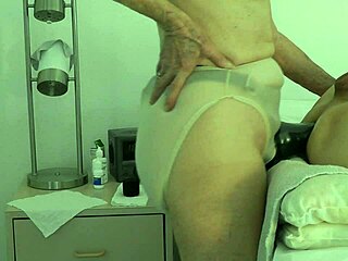 Жена доминира с strap-on над подчинен съпруг