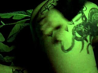 هل تتحمل أم شرموطة طيز كبيرة زب عملاق نيك ورذاذ؟