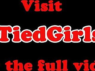 Связанная БДСМ суб миска и играется черным домом в интенсивной межрасовой сессии. Ее удушающие стоны наполняют комнату во время игры с вибратором.