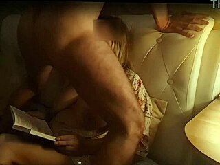 Крадешком еба мащехата в устата, докато доведеният баща не подозира