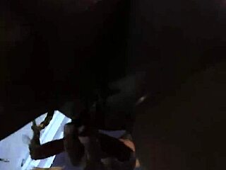 Горячая сука Моника Фокс дразнит игрушкой в зеленом наряде