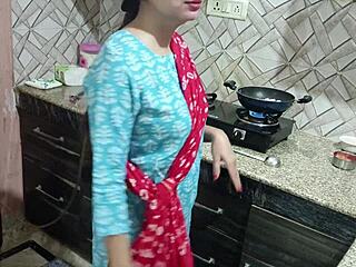 핫 밀프 바비가 순진한 데바르를 유혹하는 스팀 인도 롤플레이