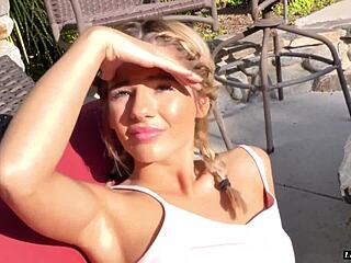 Wow! Bella Rose, pirang seksi, ngewe ayah tiri kayak jalang banget