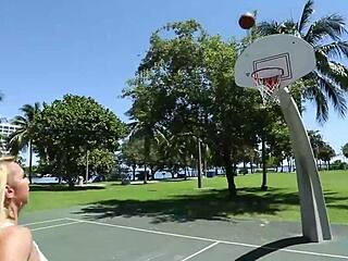 Sporcu Sarışın Nina Kayy Büyük Siyah Yarrak Üstünde Şampiyon Cowgirl