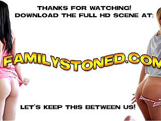 Mostohaapa döngeti Naomi Blues szűk punciját terpeszállásban