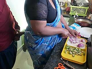 Kåt eier tatt på fersken mens han runker foran bengalsk hushjelp