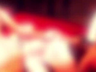 Η ξανθιά MILF Cara Mell ποζάρει καυτά στην παραλία