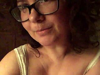 Późna noc, wylewam serce przed kamerą, nerdowska bbw w okularach, może to usunę rano