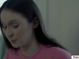 La matrigna MILF fa facesitting alla figliastra adolescente duramente!