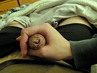 恥ずかしがり屋の18+ティーン彼女が友達のチンポをイジって射精させる