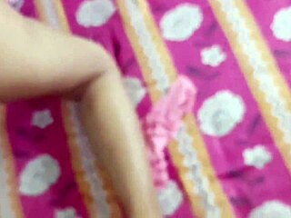 Intialainen bhabi ahmii poikaystävän kukkaa koira-asennossa