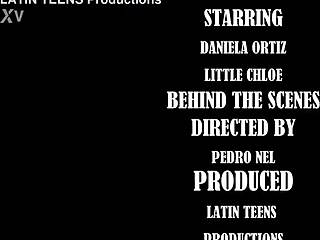 비하인드 씬: Daniela Ortiz와 Little Chloe의 항문 플레이