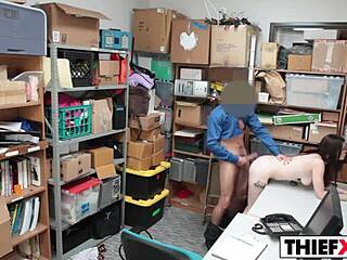 لصة جميلة تُمسك مع نيك عنيف في الكراج