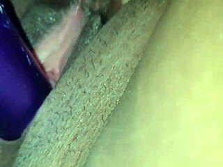 Jeg legede med min fisse på hans skød. Han kom alt for hurtigt!