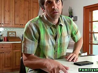 مسكت أبويا بالتبني يحدق في طيزي بالمطبخ، أعمل إيه؟