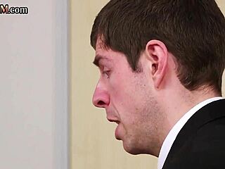 CFNMフェムドム秘書たちがオフィスで乱交フェラチオ