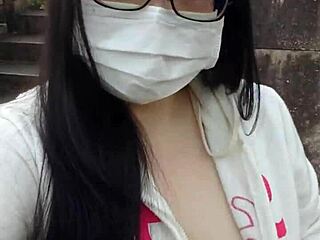 公园里公开露胸，大奶子全露出来