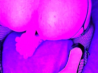 Kom spuitend klaar in visnetkousen met toys en dildo