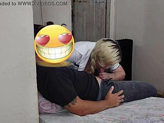 18+女学生在妈妈背后和后爸做爱