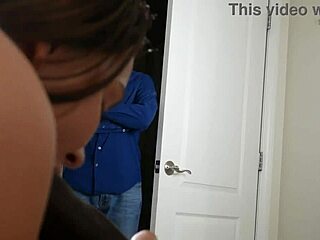 젊은 아프텐 오팔 의붓아빠 근처에서 블랙 자지 크림파이 받아!