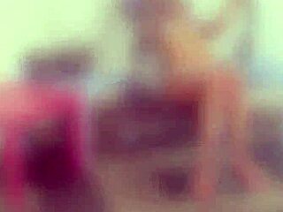 이 흥분한 레즈비언 스터너들이 타이트 엉덩이 벌리고 주먹 박아봐!