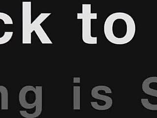 Barna Ava élvezi a magányos időt játékokkal