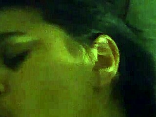 Schau die Latina wie sie geilen Riesen-Schwanz nimmt total heiß sie liebt es