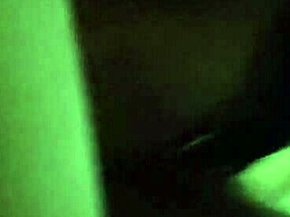 Γκόμενα πιπιλάει τεράστιο πούτσο μετά teasing