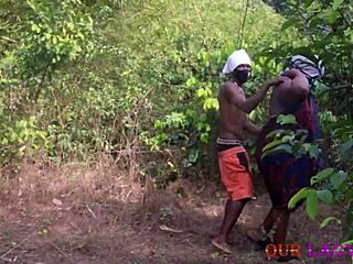 더러운 캠걸이 촉촉한 보지와 엉덩이 핑거링, 항문 딜도로 놀며 친구에게 블로우잡!