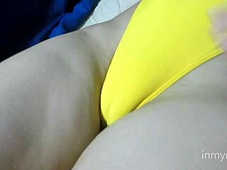 紧身健身短裤凸显每一寸柔软曲线