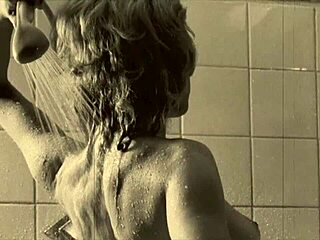 Темное лондонское винтажное табу с британской волосатой мамашей на кухне как теща помогает с киской