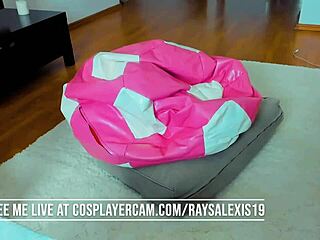 Ta bimbo dominuje na webcamie dzikim palcowaniem