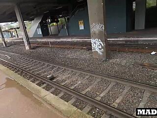 אני מזיין את התחת הטוב של החברה הצ'יליאנית שלי ברכבת ציבורית ובבית שלה