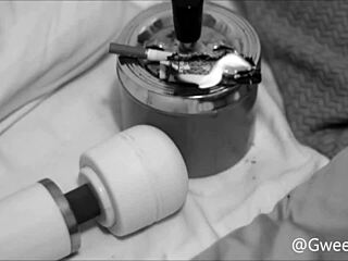 Fumando em uma nota de dolar - avareza fetiche fumaça