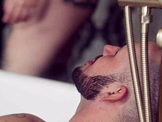 فتاة راف تسيطر على خاضع بتكريم الأقدام وجلوس الوجه. هي تشتهي السيطرة بينما يتوسل للمزيد.