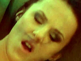 Babe angelical gime en anal intenso a perrito