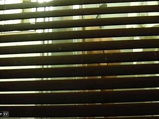 Cameră ascunsă spionează milf slabă făcându-și baie