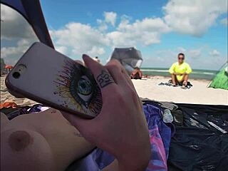 Eksibisjonist kone Mrs. Kiss deler sin naken strand POV av voyeurer som ser og onanerer.