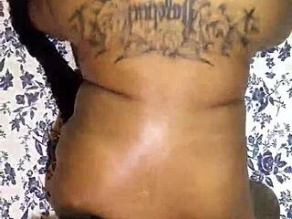 Hazelnutxxxs의 에보니 엉덩이 흔들기