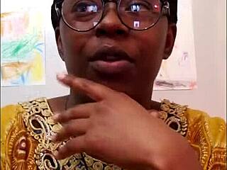 Ebony MILF rates pussy on sofa!