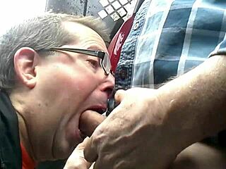 giving a blowjob outdoors to a guy who cums in my mouth 😈🌳