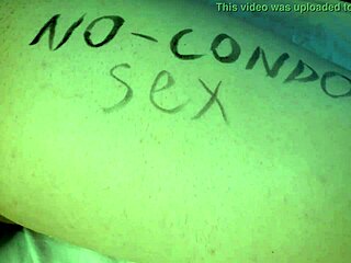 ホットな妊娠ティーン18歳以上のミルキー・マリが汚いボディライティングで覆われる