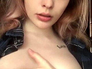 a sweet tattooed beauty with a nice figure 😍