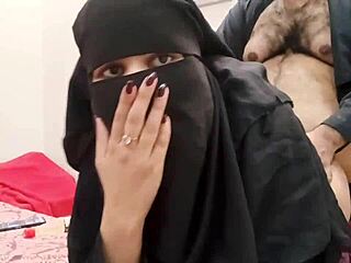 Pakistanische Stiefmama in Hijab wird intim mit Stiefsohn in privatem Moment