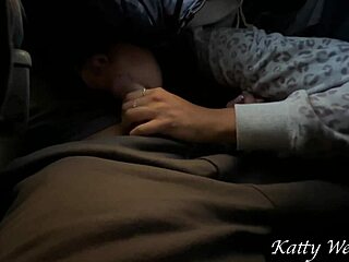 مص زب محفوف بالمخاطر في الطائرة يصير حامي