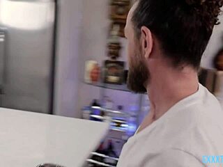 كس إيما ستارلتو يتقطع بوضعية المبشري بزب براد نيومان الضخم