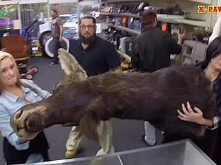 Лесбийская пара трахает залогодержателя на скрытой камере в реальности